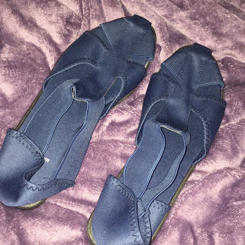 Stretchy sandals
